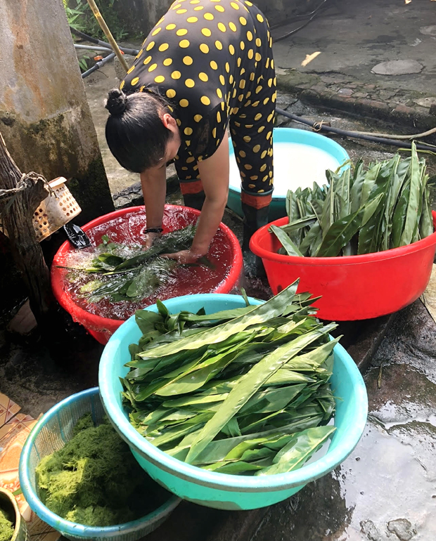 Những nguyên liệu làm nên bánh trưng gù Hà Giang, gồm: Gạo nếp cái, lá giềng, thịt lợn đen, hạt tiêu, lá rong. Qua sự tỉ mẩn chuẩn bị, chế biến mới có thể tạo nên một chiếc bánh trưng gù đặc trưng Hà Giang.
