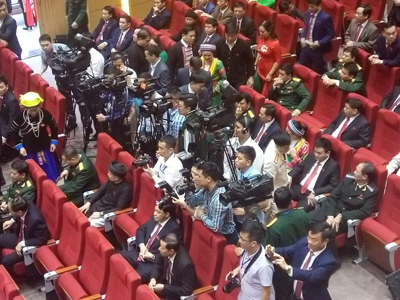 Phóng viên Báo Hà Giang tham gia tác nghiệp cùng các báo, đài phục vụ Đại hội XVII Đảng bộ tỉnh. 