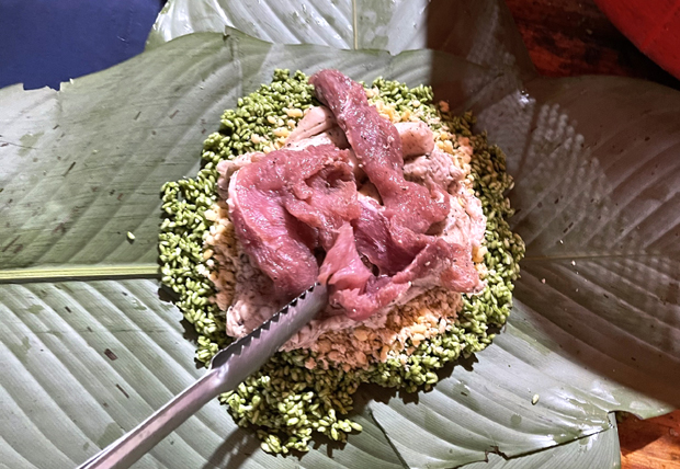 Những công đoạn tạo nên chiếc bánh trưng gù đậm hương vị và sắc màu tự nhiên.
