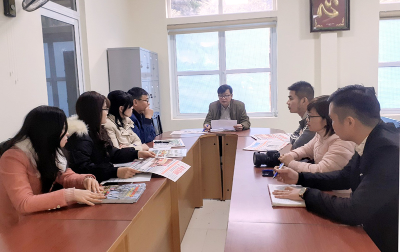 Cán bộ, phóng viên Phòng Phóng viên triển khai nhiệm vụ tuyên truyền. 