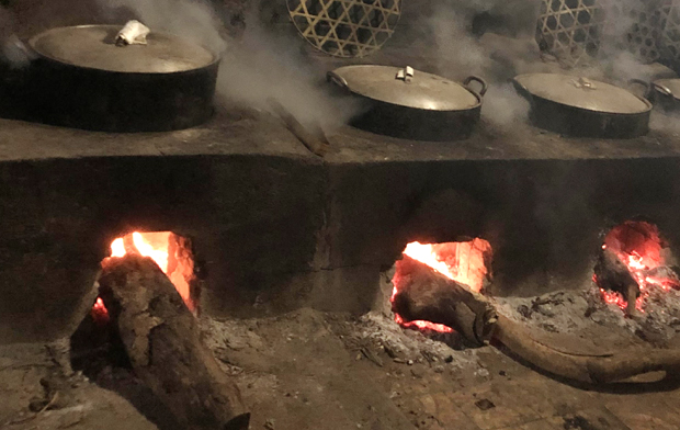 Qua một ngày ninh rền, những chiếc bánh trưng gù ra lò, quện đủ hương vị của núi rừng và công sức của người Hà Giang.