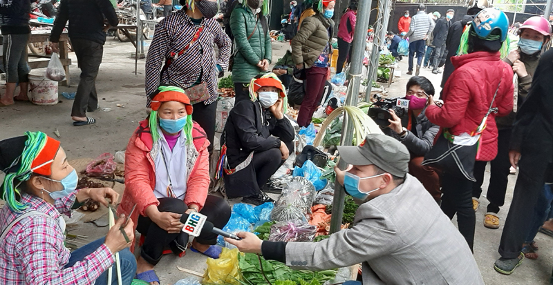 Phóng viên Báo điện tử tác nghiệp tác nghiệp tại chợ Tết Phương Độ (Tp Hà Giang). Ảnh Hiến Chương