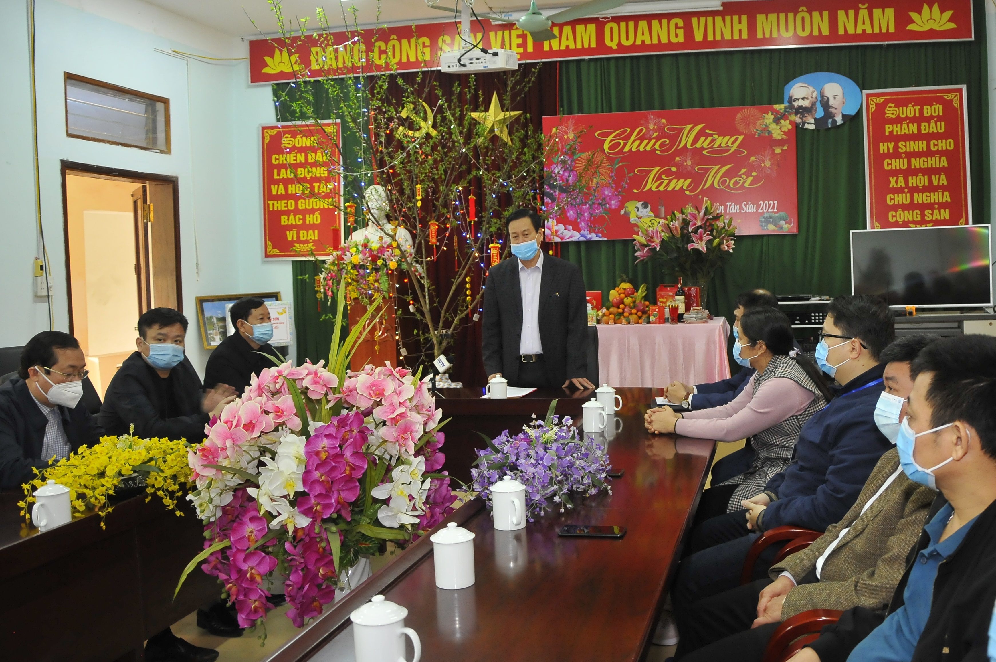 Chủ tịch UBND tỉnh Nguyễn Văn Sơn phát biểu động viên, chúc Tết đội ngũ cán bộ, nhân viên CDC. 