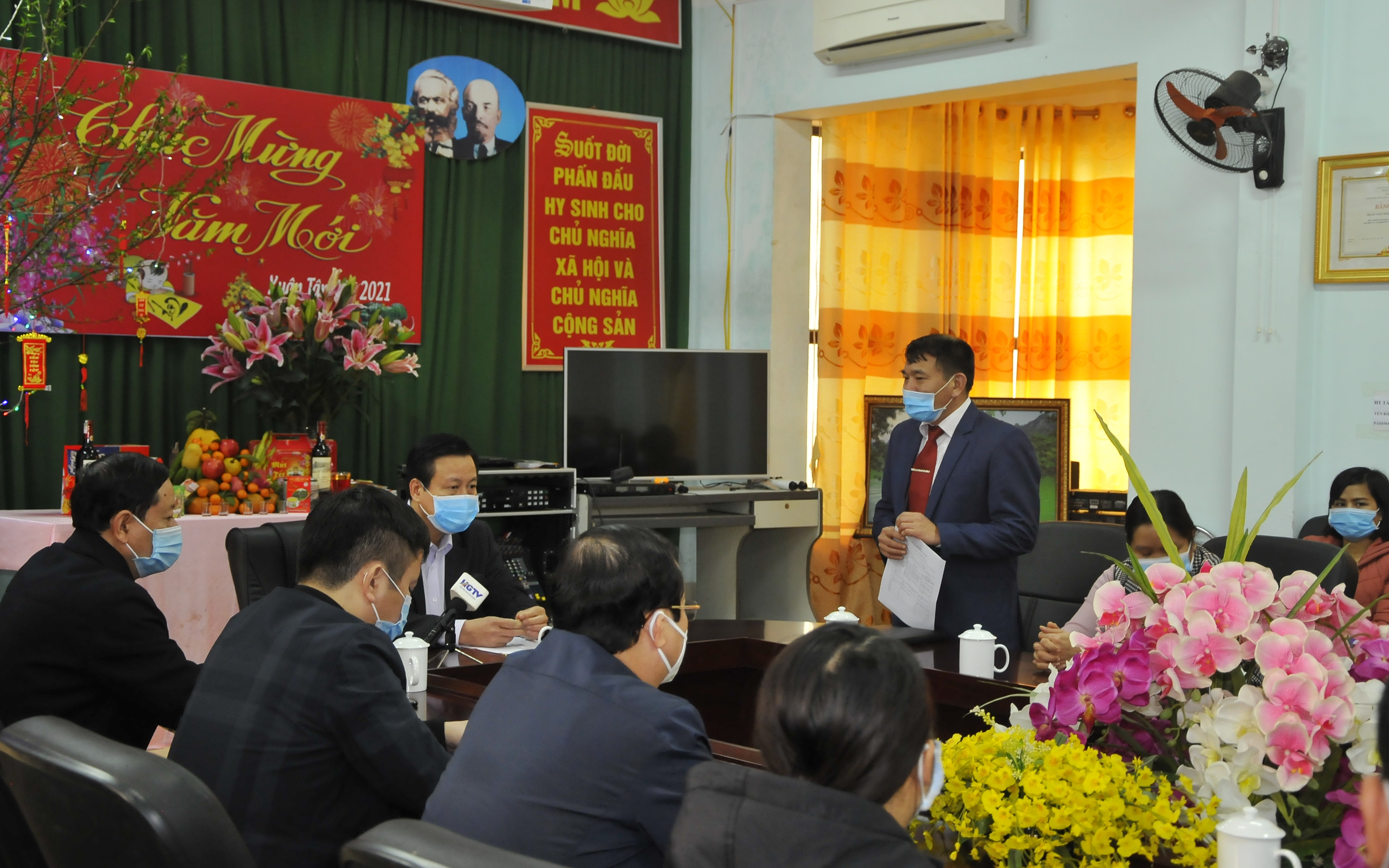 Lãnh đạo CDC báo cáo với Chủ tịch UBND tỉnh về tình hình kiểm soát bệnh tật và phòng, chống dịch Covid-19.