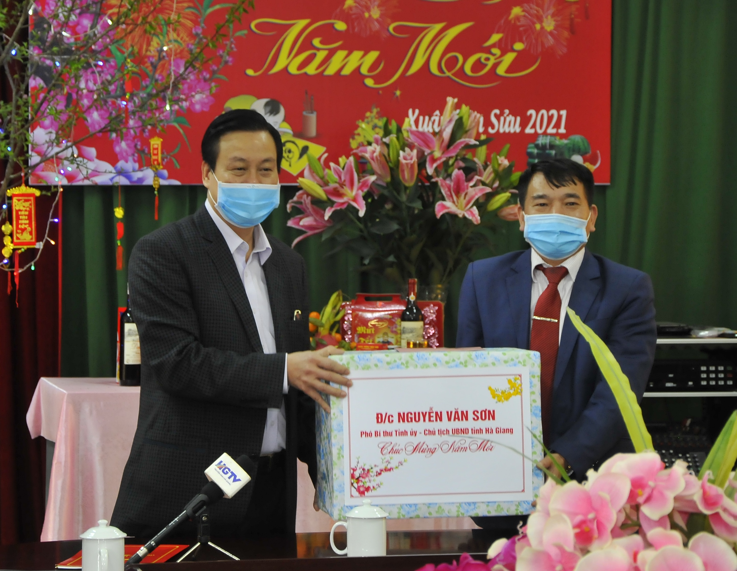 Chủ tịch UBND tỉnh Nguyễn Văn Sơn tặng quà, chúc Tết cán bộ, nhân viên CDC.
