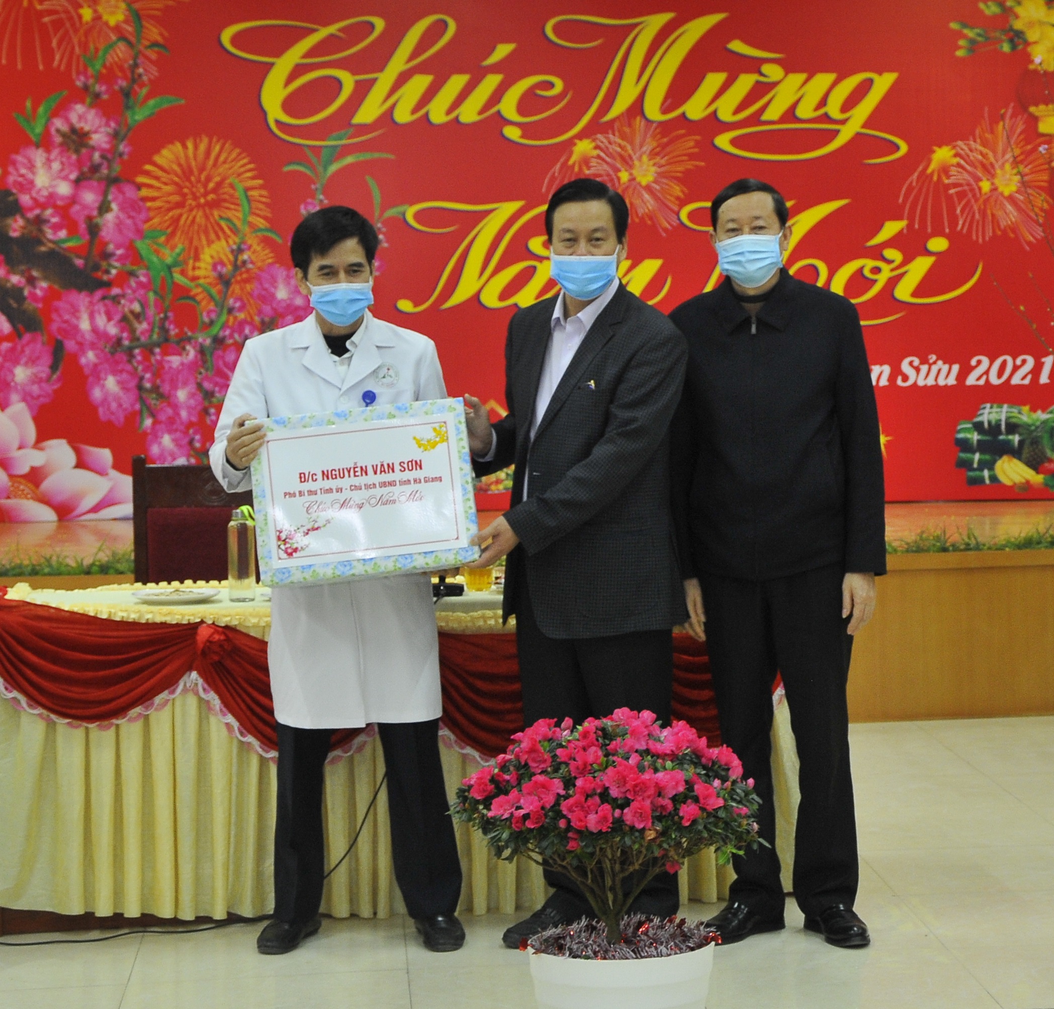 Chủ tịch UBND tỉnh Nguyễn Văn Sơn tặng quà, chúc Tết đội ngũ cán bộ, y bác sỹ Bệnh viện Đa khoa tỉnh.