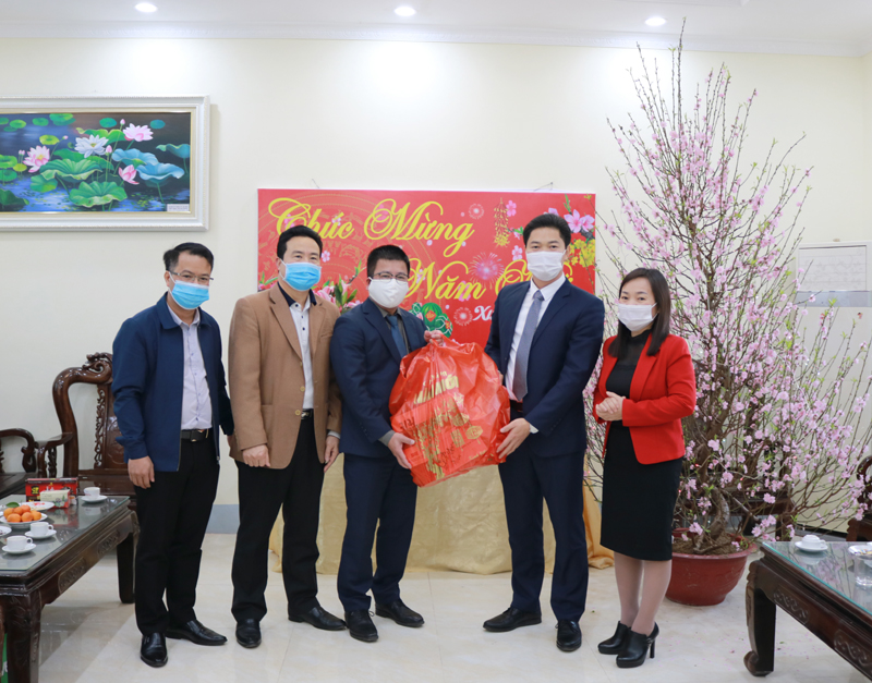 Đồng chí Vũ Mạnh Hà tặng quà Tết Báo Hà Giang