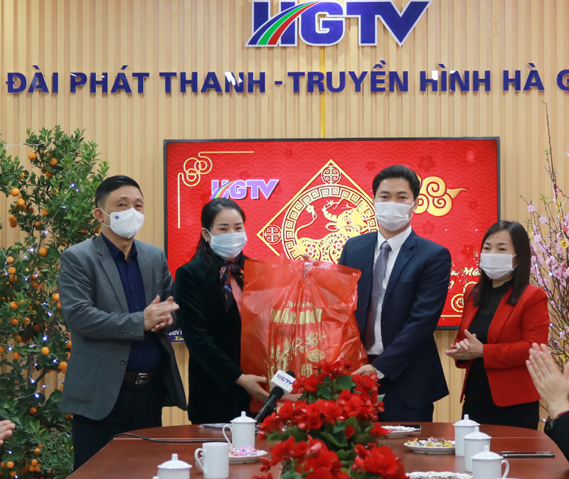 Đồng chí Vũ Mạnh Hà tặng quà Tết Đài PT-TH Hà Giang 