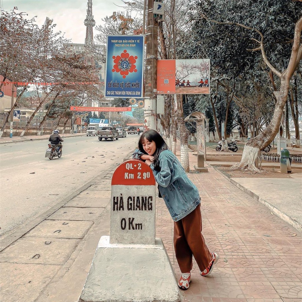 Check-in cột mốc số 0 Hà Giang: Với những người mê xê dịch, cột mốc số 0 là một trong những địa điểm phải check-in khi đặt chân đến vùng địa đầu Tổ quốc. Nếu xuất phát từ Hà Nội, đây chính là nơi đầu tiên đánh dấu hành trình vi vu Hà Giang của bạn. Cột mốc nằm đối diện quảng trường 26-3, ngay giữa trung tâm thành phố nên du khách có thể dễ dàng đến đây lưu lại ảnh kỉ niệm. Ảnh:Trinh_x.