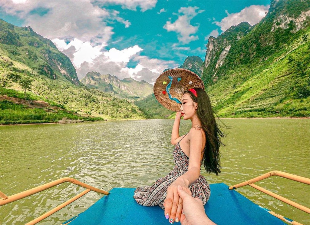 Đi thuyền trên sông Nho Quế, qua hẻm vực Tu Sảnlà trải nghiệm hút du khách đến miền Đông Bắc. Đi thuyền ngắm cảnh vật hai bên bờ, du khách sẽ được chiêm ngưỡng tuyệt tác thiên nhiên với góc nhìn ấn tượng từ dưới lên. Đặc biệt, trên hành trình xuôi theo dòng nước, bạn sẽ đi qua hẻm vực Tu Sản, một trong những thung lũng có kiến tạo địa chất độc nhất vô nhị ở Việt Nam. Vẻ thơ mộng của làn nước ngọc bích hòa quyện với núi non hùng vĩ cuốn hút bao lữ khách dừng chân. Ảnh:Thudollyyy.