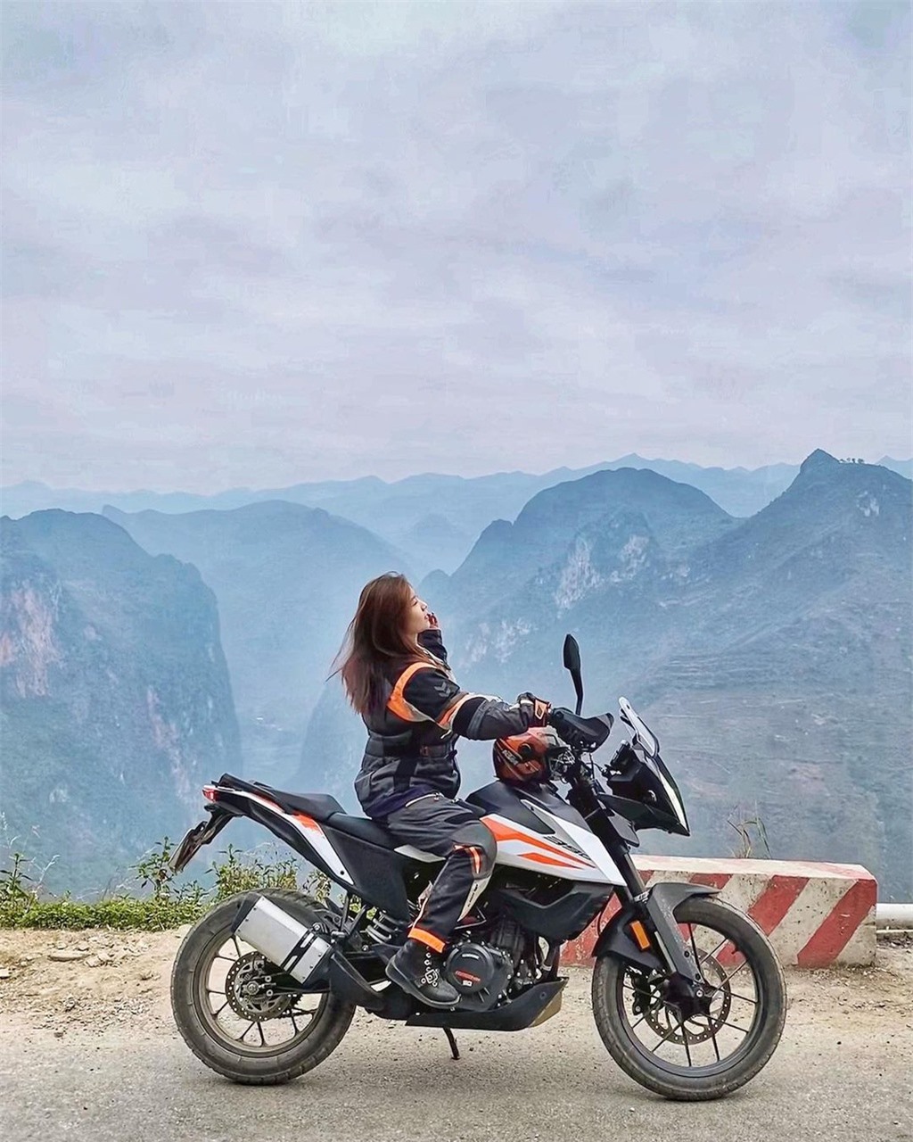 Băng qua những đường đèo ngoạn mục, bạn sẽ được thu trọn vào tầm mắt vẻ đẹp của dòng Nho Quế xanh trong bên dưới. Trong màn sương mờ ảo, du khách ngỡ như lạc vào chốn bồng lai tiên cảnh nơi trần gian. Ghé ngang đường đèo Mã Pì Lèng, bạn có thể thu về ảnh sống ảo chất lừ với background đồi núi xanh mướt trải bạt ngàn cùng mây trắng trôi lững lờ. Ảnh:__ngocngoc2512__, anhtu.13.