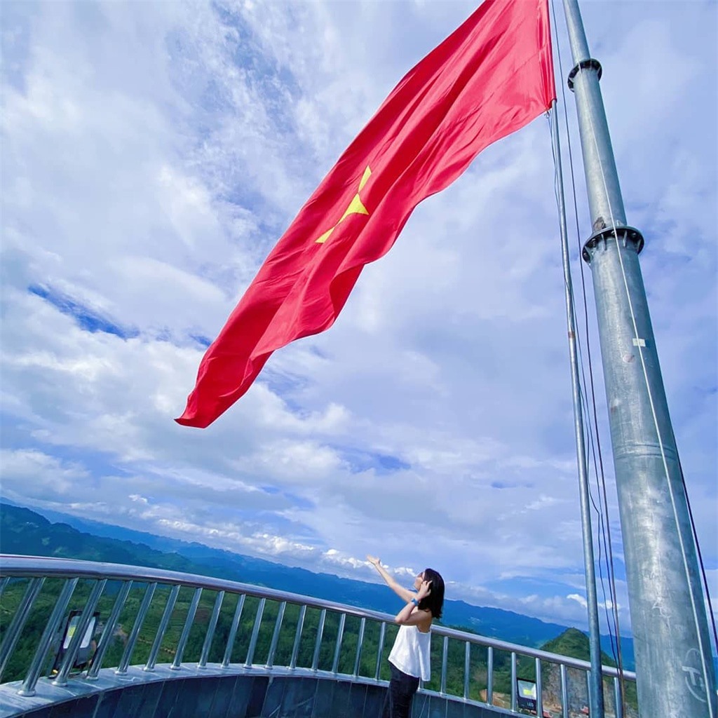 Check-in cột cờ Lũng Cú: Có độ cao 1.470 m so với mực nước biển, cột cờ Lũng Cú được xem là mốc cực Bắc thiêng liêng của Tổ quốc. Đây là một trong những cột cờ quốc gia nằm trên đỉnh Lũng Cú hay núi Rồng. Để