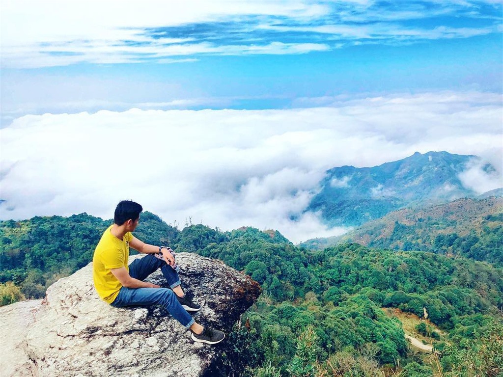 Săn mây trên đỉnh Chiêu Lầu Thi:Nằm đỉnh núi Hoàng Su Phì với độ cao 2.402 m, Chiêu Lầu Thi là địa điểm săn mây được lòng tín đồ xê dịch bởi vẻ đẹp hùng vĩ không kém phần thơ mộng. Đoạn đường đến đây tuy chỉ dài 12 km nhưng là thách thức lớn với những ai lần đầu phượt. Ảnh:Ngocthach0410.