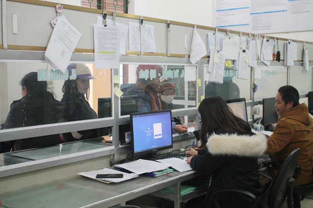 Cán bộ một cửa UBND thị trấn Tam Sơn sử dụng phần mềm VNPT-iOffice chuyển các văn bản.