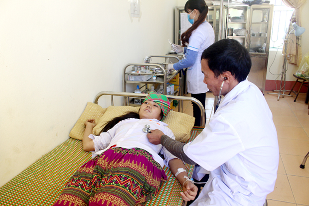 Bác sỹ phòng khám đa khoa khu vực xã Chiến Phố (Hoàng Su Phì) thăm, khám cho bệnh nhân.