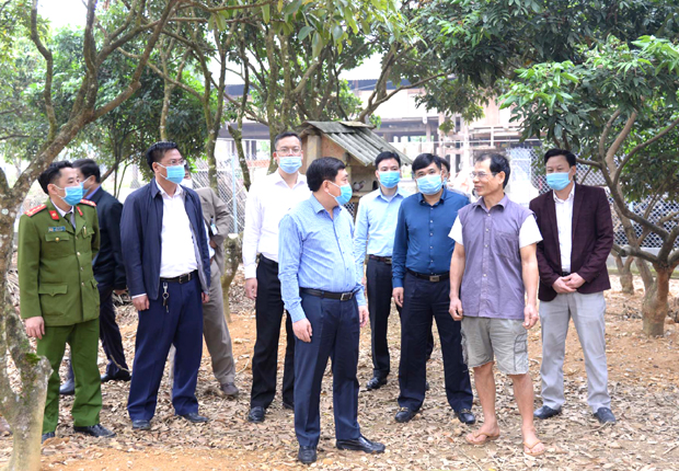 Phó Bí thư Tỉnh ủy Nguyễn Mạnh Dũng cùng đoàn công tác thăm mô hình cải tạo vườn tạp tại thôn Tiến Thắng
