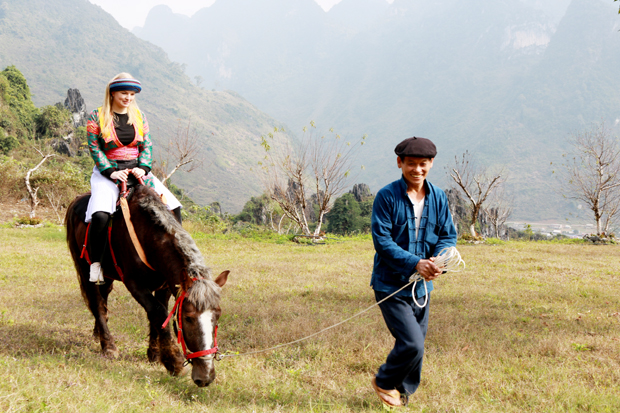 Du khách trải nghiệm cưỡi ngựa tại H’Mông Village.