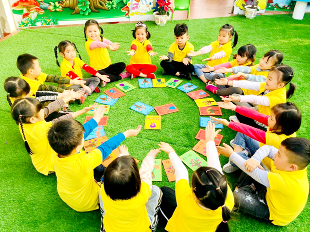 Học sinh Trường Mầm non Hoa Sen học làm thiệp chào mừng Ngày thành lập Quân đội nhân dân Việt Nam 22.12.