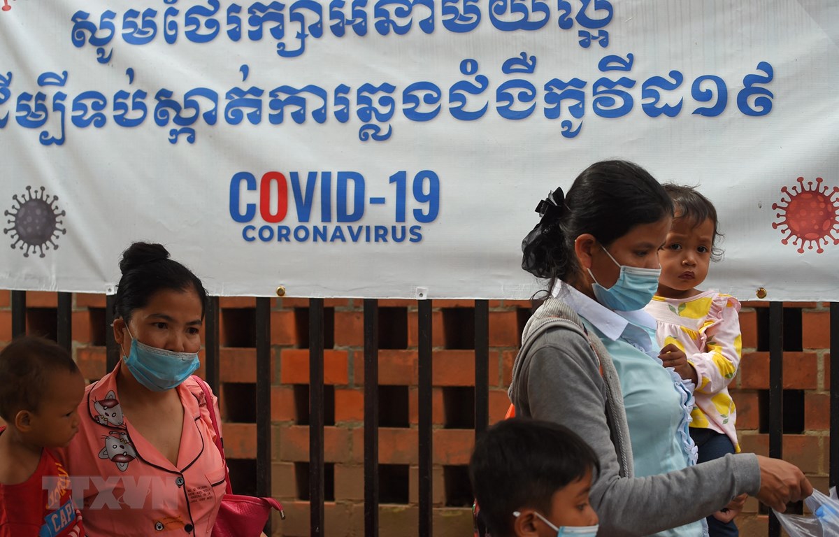 Người dân đeo khẩu trang phòng lây nhiễm COVID-19 tại Phnom Penh, Campuchia. 