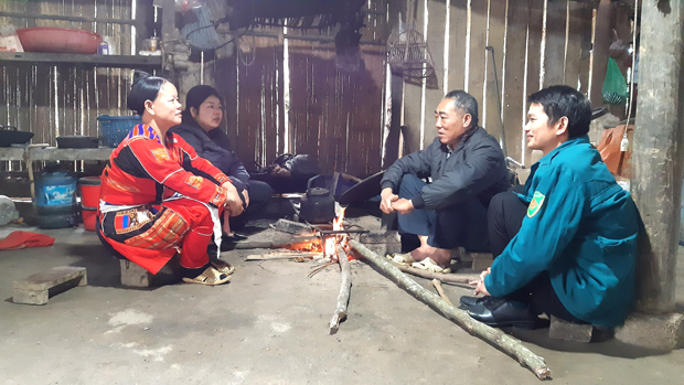 Bác Hủng Văn Sứ (thứ 2 bên phải) tuyên truyền chủ trương, đường lối, chính sách của Đảng, Nhà nước tại thôn Đồng Tiến.