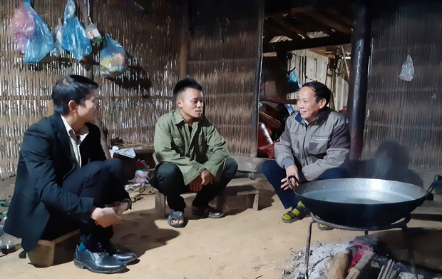 Bác Vàng Chẩn Mìn (đầu tiên bên phải) vận động em Tráng Seo Mình lên đường nhập ngũ tại thôn Pà Vầy Sủ.
