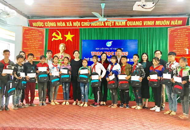 Hội LHPN Việt Nam trao học bổng cho học sinh Trường PTDT bán trú Tiểu học xã Bát Đại Sơn (Quản Bạ). 