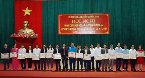  Chủ tịch HĐND và UBND huyện Yên Minh tặng Giấy khen cho các cá nhân