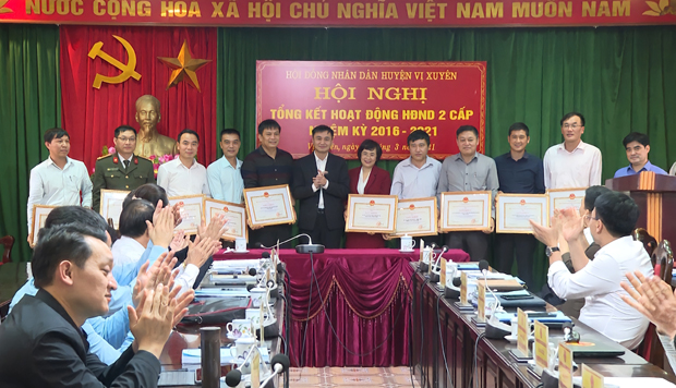  Lãnh đạo huyện Vị Xuyên trao Giấy khen cho các tập thể có thành tích xuất sắc.