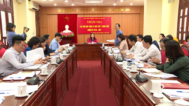 Phó Bí thư Thường trực Tỉnh ủy, Chủ tịch HĐND tỉnh Thào Hồng Sơn phát biểu tại cuộc họp.