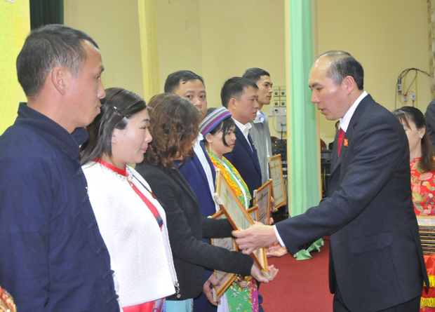Lãnh đạo HĐND huyện Mèo Vạc tặng Giấy khen cho các tập thể.