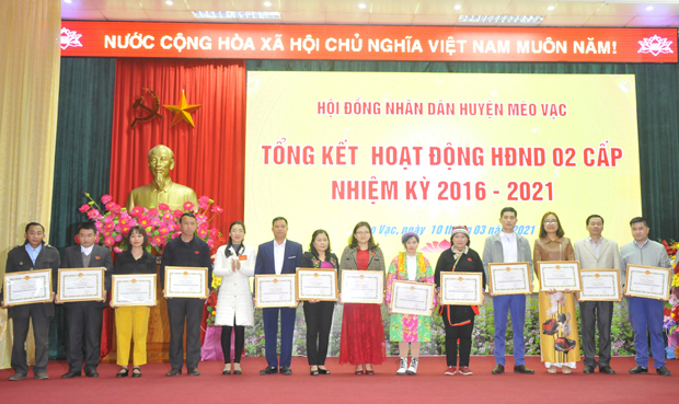 Lãnh đạo UBND huyện Mèo Vạc tặng Giấy khen cho các cá nhân.
