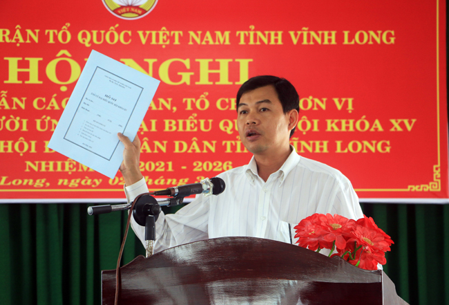 Phó Giám đốc Sở Nội vụ tỉnh Vĩnh Long Hồ Văn Kiên hướng dẫn các thủ tục hồ sơ đối với người ứng cử.
