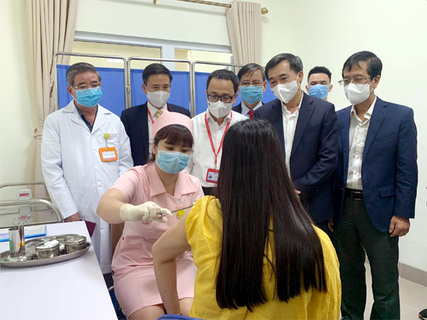 Tình nguyện viên đầu tiên tiêm thử nghiệm lâm sàng vaccine COVIVAC.