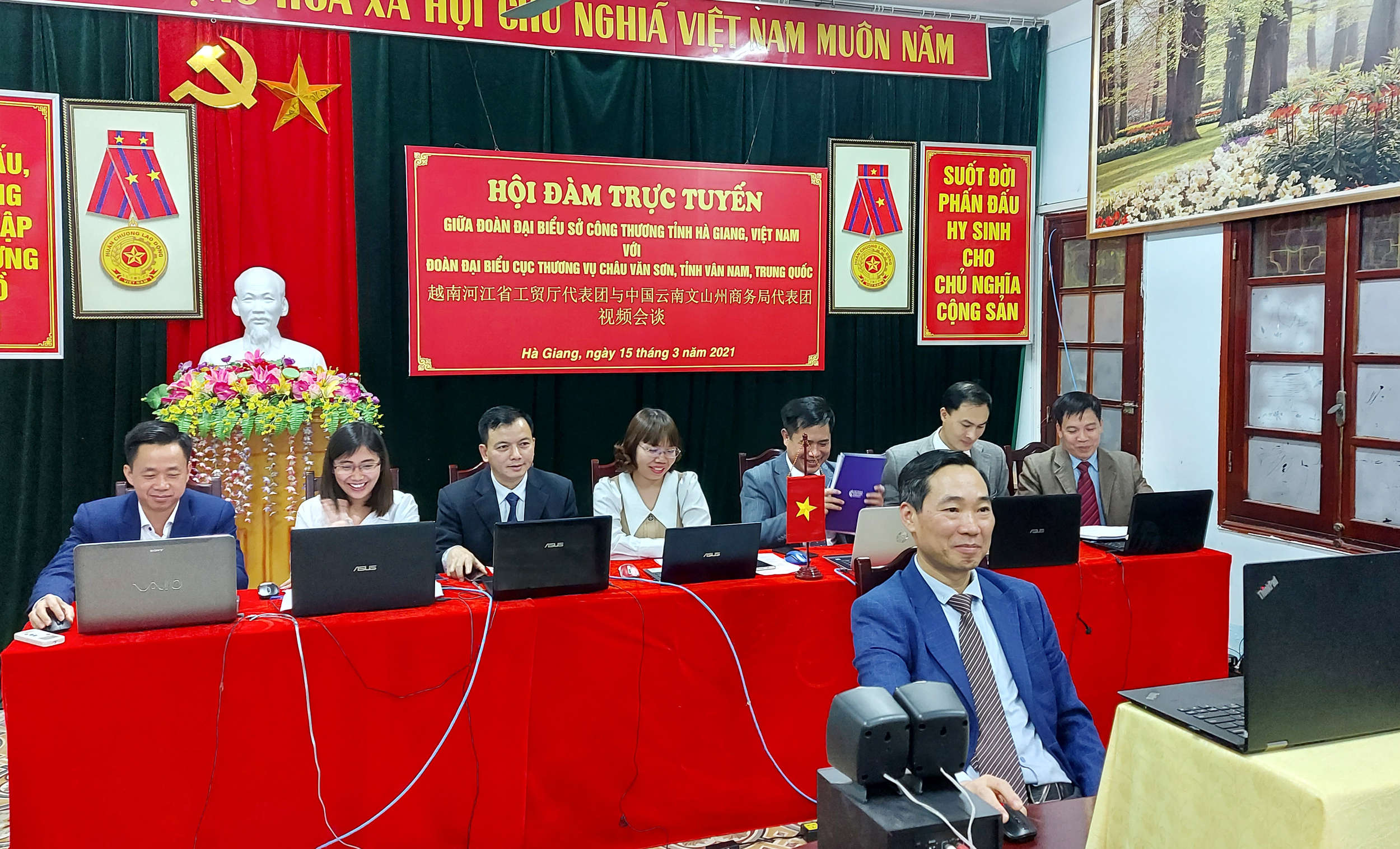Các đại biểu dự buổi hội đàm trực tuyến tại Sở Công thương.