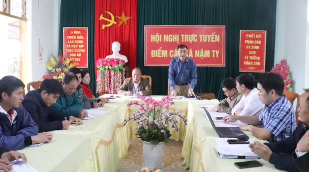 Lãnh đạo Quỹ Bảo vệ và Phát triển rừng tỉnh phát biểu tại buổi làm việc với xã Nậm Ty.