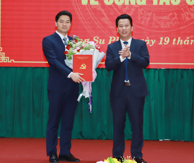 Bí thư Tỉnh ủy Đặng Quốc Khánh trao quyết định và tặng hoa đồng chí Vũ Mạnh Hà