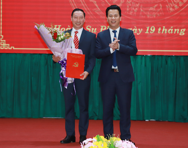 Bí thư Tỉnh ủy Đặng Quốc Khánh trao quyết định và tặng hoa đồng chí Vàng Đình Chiến