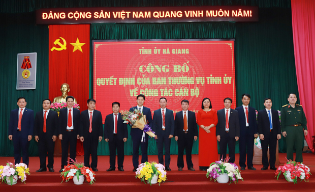 BTV Huyện ủy Hoàng Su Phì tặng hoa chia tay đồng chí Vũ Mạnh Hà