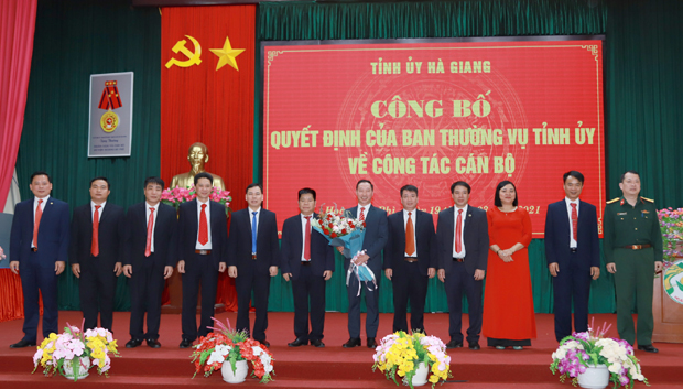 BTV Huyện ủy Hoàng Su Phì tặng hoa chúc mừng đồng chí Vàng Đình Chiến
