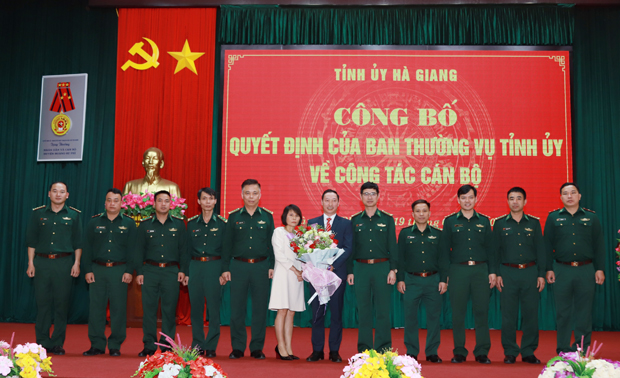 Bộ Chỉ huy Bộ đội Biên phòng tỉnh tặng hoa chúc mừng đồng chí Vàng Đình Chiến