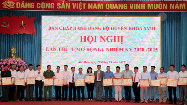 Lãnh đạo huyện Xín Mần tặng Giấy khen cho các tập thể có thành tích trong hỗ trợ xây dựng nhà ở cho người có công, CCB nghèo, hộ nghèo có khó khăn về nhà ở giai đoạn II.