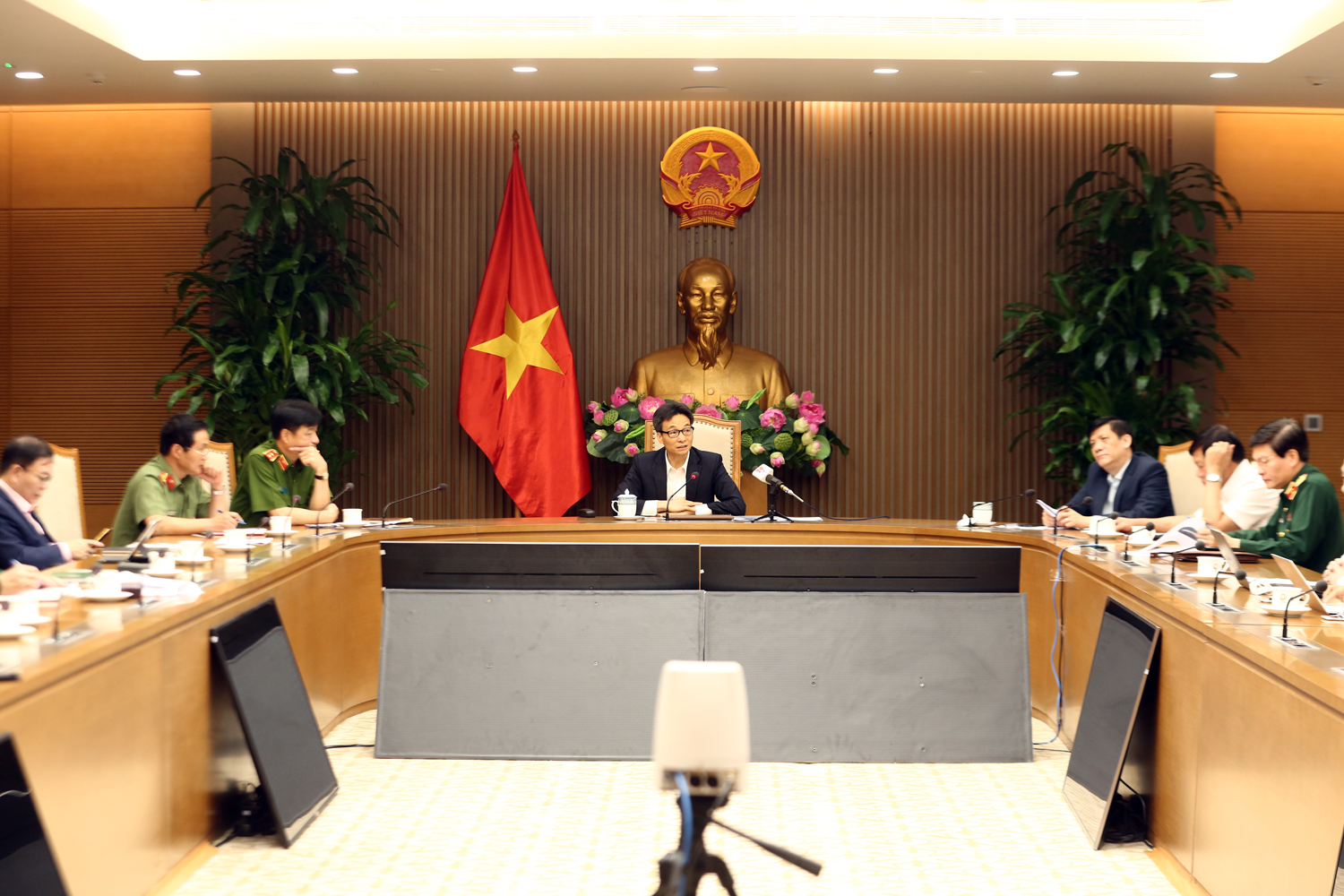 Thường trực Ban Chỉ đạo nghe báo cáo và thảo luận về công tác chuẩn bị giải pháp kỹ thuật, chính sách hướng dẫn thực hiện “visa vaccine”. Ảnh: VGP/Đình Nam