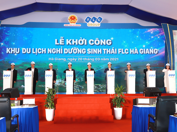 Nguyên Chủ tịch nước Trương Tấn Sang cùng các đồng chí lãnh đạo tỉnh và Tập đoàn FLC ấn nút khởi công dự án.