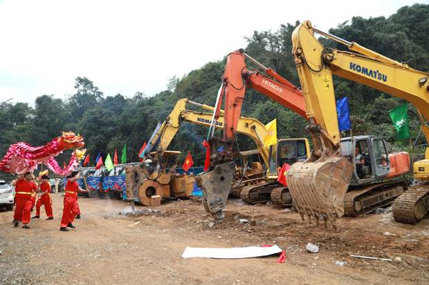 Trang thiết bị, máy móc động thổ triển khai dự án ngay sau lễ khởi công.