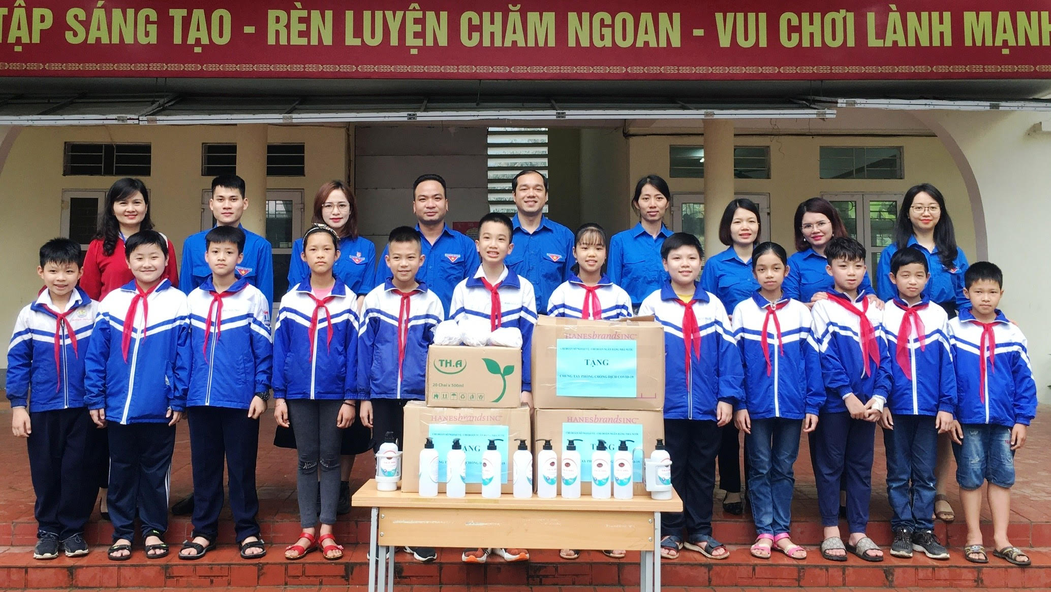 Chi đoàn Sở Ngoại vụ và Ngân hàng Nhà nước tỉnh trao tặng vật tư y tế cho trường Tiểu học Nguyễn Huệ (thành phố Hà Giang)