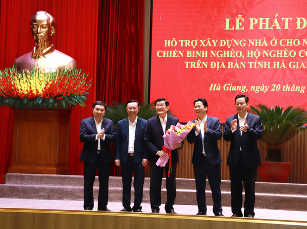 Các đồng chí Thường trực Tỉnh ủy tặng hoa cảm ơn sự quan tâm, ủng hộ của nguyên Chủ tịch nước Trương Tấn Sang với chương trình.