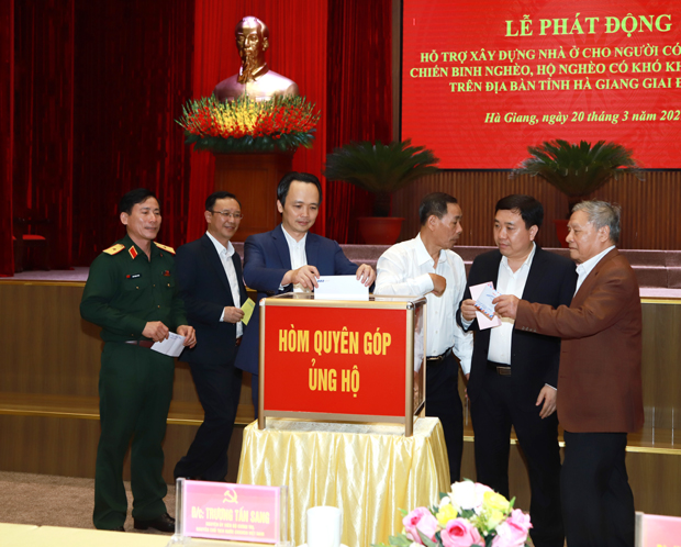 Nguyên Chủ tịch nước Trương Tấn Sang cùng các đồng chí lãnh đạo tỉnh và các doanh nghiệp, nhà hảo tâm quyên góp, ủng hộ giai đoạn 2 chương trình