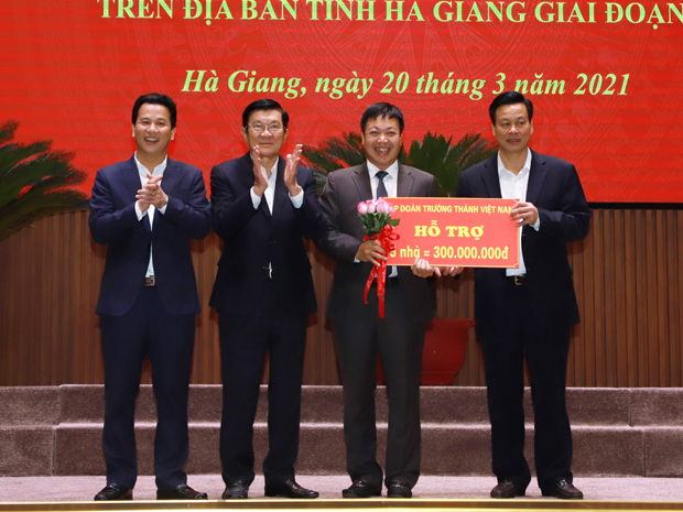 Nguyên Chủ tịch nước Trương Tấn Sang, Bí thư Tỉnh ủy Đặng Quốc Khánh và Chủ tịch UBND tỉnh Nguyễn Văn Sơn tặng hoa và nhận sự hỗ trợ của các doanh nghiệp, nhà hảo tâm tại lễ phát động.