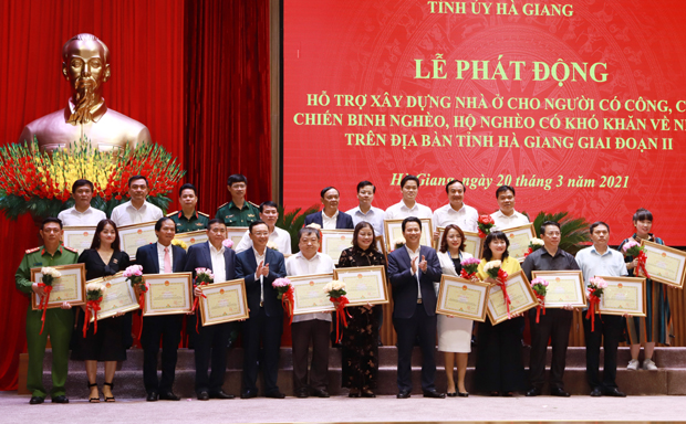Bí thư Tỉnh ủy Đặng Quốc Khánh và Phó Bí thư Thường trực Tỉnh ủy, Chủ tịch HĐND tỉnh Thào Hồng Sơn tặng Bằng khen cho các tập thể, cá nhân.