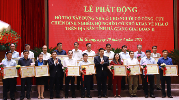 Chủ tịch UBND tỉnh Nguyễn Văn Sơn và Phó Bí thư Tỉnh ủy Nguyễn Mạnh Dũng tặng Bằng khen cho các tập thể, cá nhân.